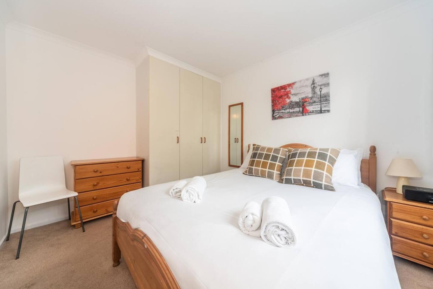 Sunny Maisonette With Views Over Canary Wharf, London Exterior photo