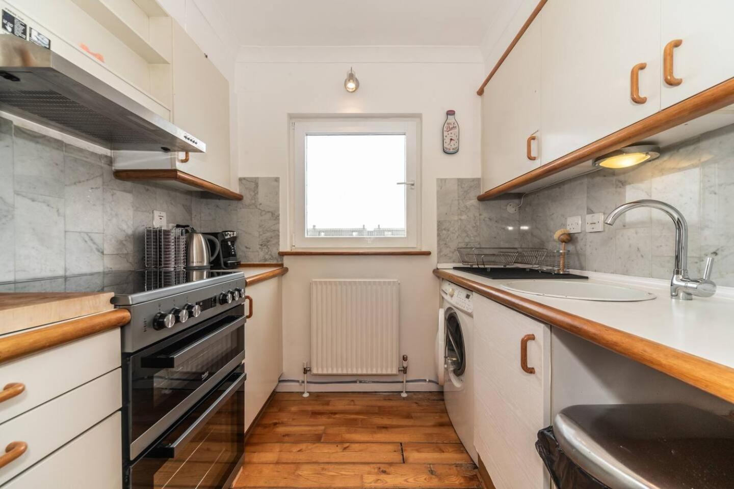 Sunny Maisonette With Views Over Canary Wharf, London Exterior photo