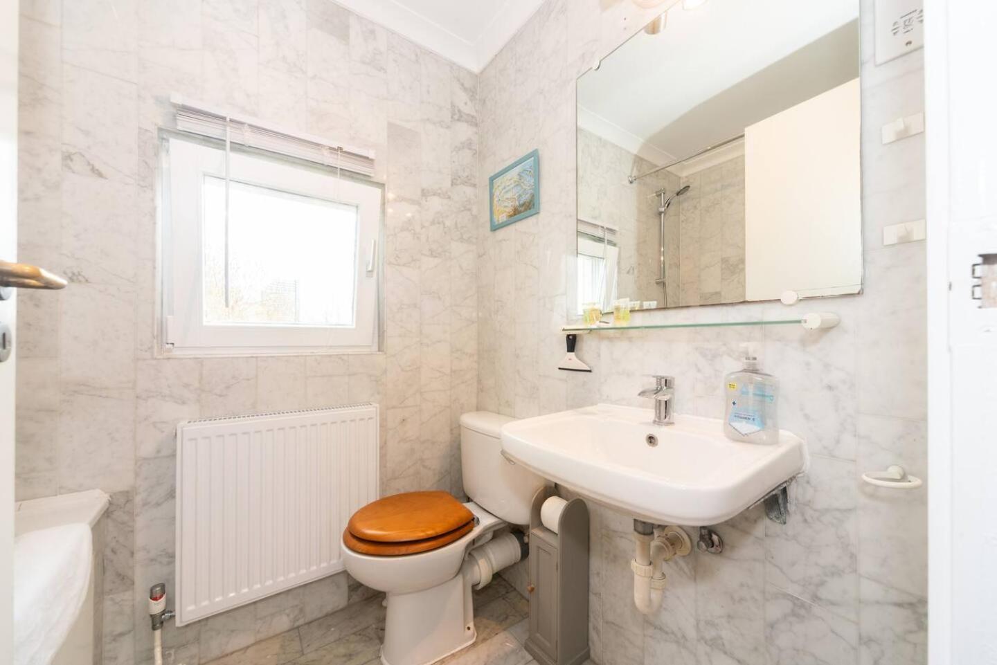 Sunny Maisonette With Views Over Canary Wharf, London Exterior photo