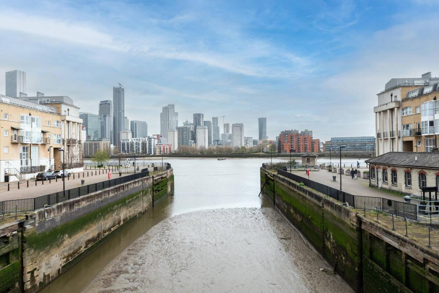 Sunny Maisonette With Views Over Canary Wharf, London Exterior photo